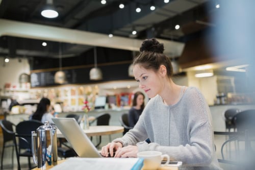 osram-dam-2048646_Woman_working_at_laptop_in_cafe